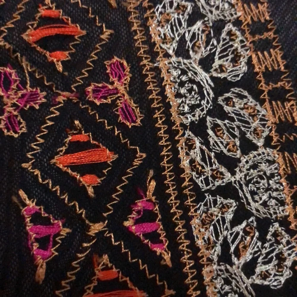 - FREE PEOPLE Beautiful Embroidered Free People blouse. XS